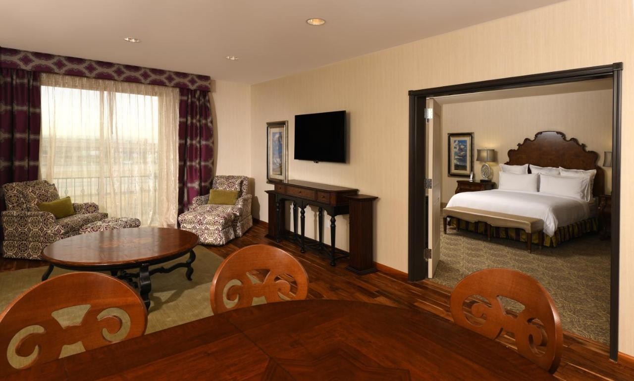Woolley's Classic Denver Airport Hotel